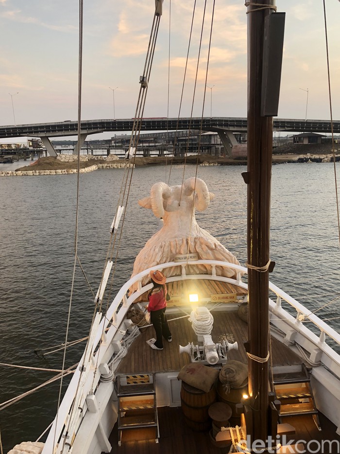 Suasana kapal Going Merry yang dipamerkan jelang perilisan live action One Piece.