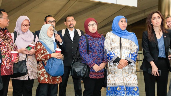 Gubernur Khofifah di stasiun MRT Inggris
