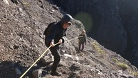 Kalau mendaki Gunung Raung, traveler wajib menggunakan guide untuk memandu kita menuju Puncak Raung