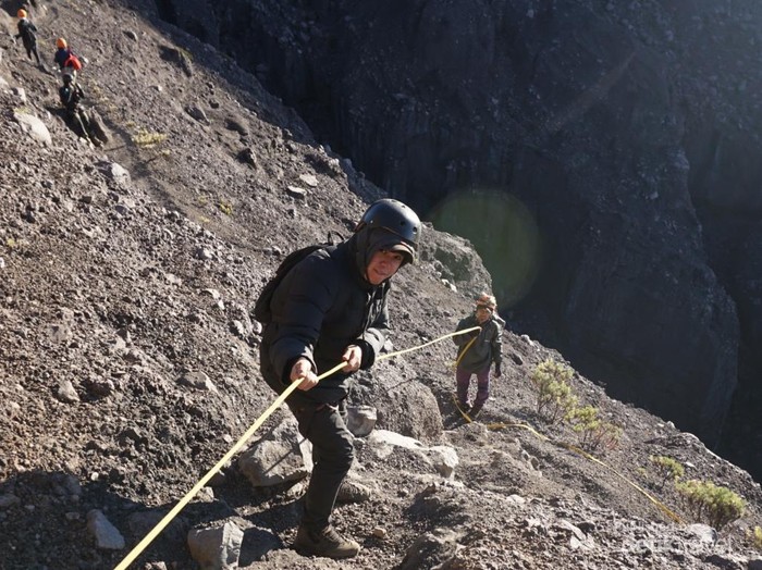 Kalau mendaki raung wajib guide untuk memandu kita menuju puncak raung