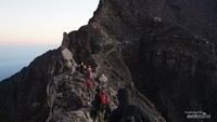 Jalur ekstrim Gunung Raung yang dijuluki jembatan sirotol mustaqim
