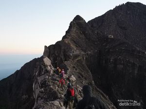 Gunung Raung dengan Jalur Terekstrem dan Puncak yang Megah