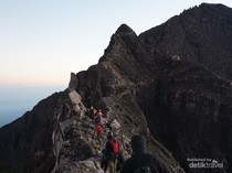 Gunung Raung dengan Jalur Terekstrem dan Puncak yang Megah