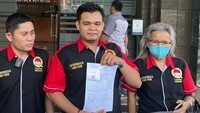 Pasal 16 Undang-Undang Nomor 18 Tahun 2003 tentang Advokat digugat ke Mahkamah Konstitusi (MK). Judicial review ini dilakukan guna memberikan perlindungan secara tuntas dan menyeluruh terhadap advokat melalui hak imunitas yang mereka miliki.  