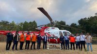 Helikopter Water Bombing Diterjunkan Padamkan Kebakaran Di Gunung Arjuno