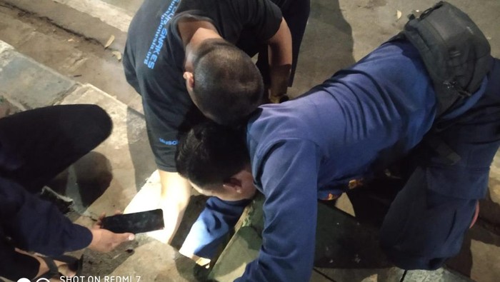 HP Masuk Got, Warga Cibinong Bogor Lapor Damkar