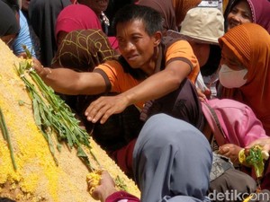 Ribuan Warga Tumplek Blek Berebut Tumpeng-Kirab Pusaka di Puncak HUT Trenggalek