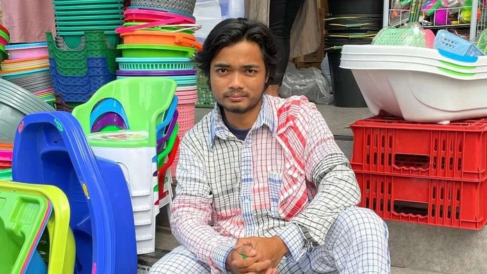 Ide kreatif Khoirul Anam membuat setelan outfit dari kain lap jadul, viral di media sosial.