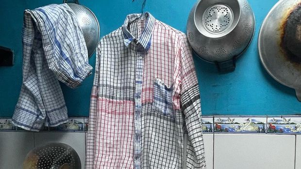 Ide kreatif Khoirul Anam membuat setelan outfit dari kain lap jadul, viral di media sosial.