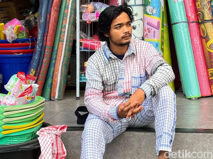 ide kreatif Khoirul Anam membuat setelan outfit dari kain lap jadul, viral di media sosial.