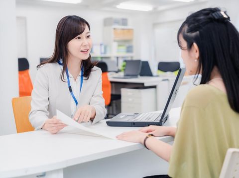 Ilustrasi wanita karier bekerja di kantor