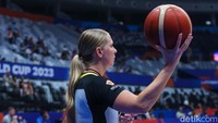 Dia adalah Jenna Jordan Reneau yang dikenal sangat tegas dalam mempimpin pertandingan.