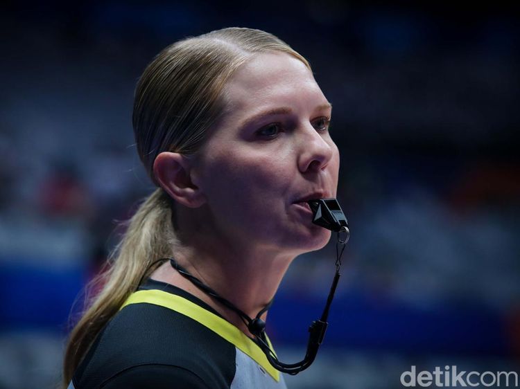 Ini Dia Sosok Wasit Wanita Pertama di FIBA World Cup 2023