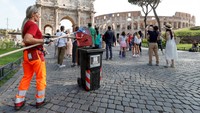 Lonjakan wisatawan pada musim panas ke Colosseum membuat peningkatan jumlah sampah yang mendukung berkembang biaknya hewan pengerat tersebut.