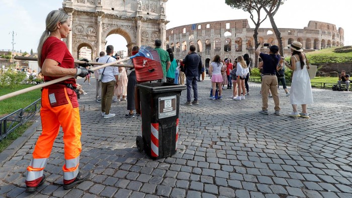ITALY-COLOSSEUM/RATS Member of a pest control team cleans up the area around Colosseum to tackle an infestation of rats in Rome, Italy, August 31, 2023. REUTERS/Ciro De Luca