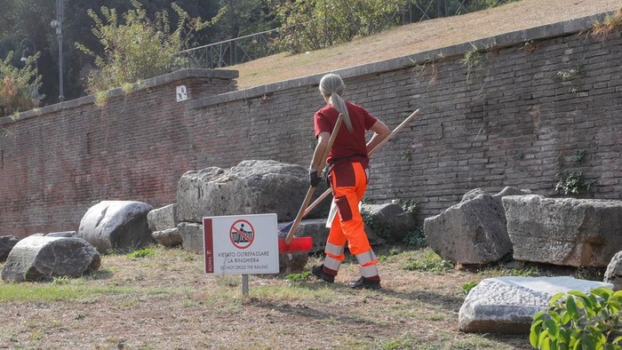 ITALY-COLOSSEUM/RATS Member of a pest control team cleans up the area around Colosseum to tackle an infestation of rats in Rome, Italy, August 31, 2023. REUTERS/Ciro De Luca