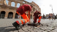 Ini momen saat para petugas menyusuri kawasan Colosseum termasuk saluran air yang biasa menjadi sarang tikus, Kamis (31/8/2023).