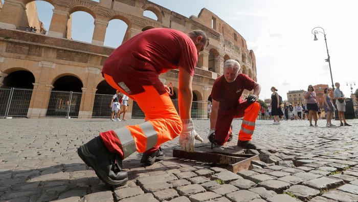 ITALY-COLOSSEUM/RATS Member of a pest control team cleans up the area around Colosseum to tackle an infestation of rats in Rome, Italy, August 31, 2023. REUTERS/Ciro De Luca