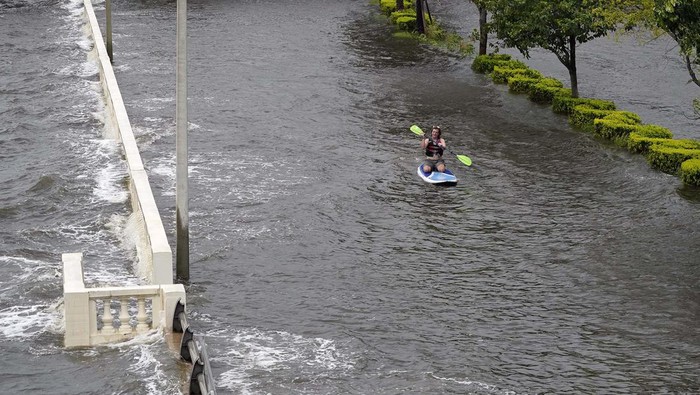 Banjir yang dipicu oleh Badai Idalia merendam jalanan di Florida, Amerika Serikat. Namun sebagian masyarakat justru menjadikan banjir itu untuk bermain paddling.