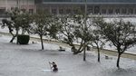 Jalanan yang Terendam Banjir di Florida Jadi Arena Bermain Paddling
