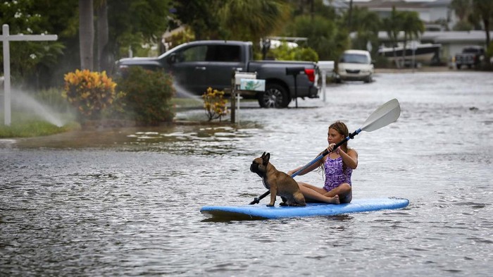 Banjir yang dipicu oleh Badai Idalia merendam jalanan di Florida, Amerika Serikat. Namun sebagian masyarakat justru menjadikan banjir itu untuk bermain paddling.