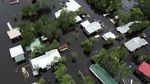 Jalanan yang Terendam Banjir di Florida Jadi Arena Bermain Paddling