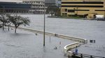 Jalanan yang Terendam Banjir di Florida Jadi Arena Bermain Paddling