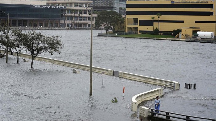 Banjir yang dipicu oleh Badai Idalia merendam jalanan di Florida, Amerika Serikat. Namun sebagian masyarakat justru menjadikan banjir itu untuk bermain paddling.