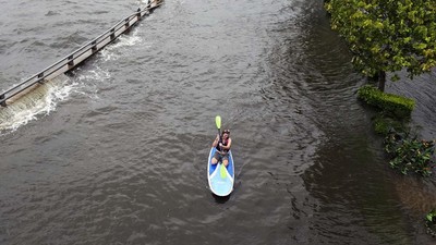 Jalanan yang Terendam Banjir di Florida Jadi Arena Bermain Paddling