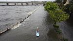 Jalanan yang Terendam Banjir di Florida Jadi Arena Bermain Paddling