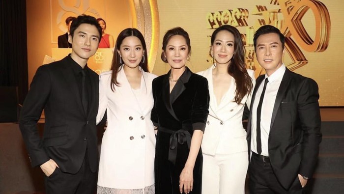 Jessica Wang (baju hitam), ibu mertua dari Donnie Yen.