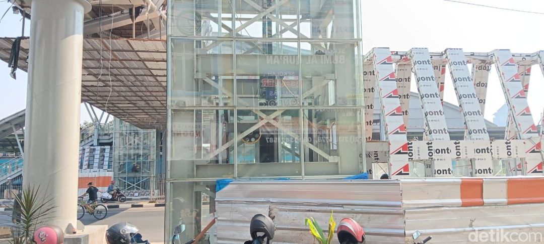 JPO Klender Baru di dekat Stasiun Klender Baru, Jl I Gusti Ngurah Rai, Jakarta Timur, masih dibangun. 31 Agustus 2023. (Damaris Fanuelle Kurnia Candra/detikcom)