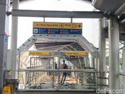 Hampir Selesai, JPO Klender Sedang Di-finishing