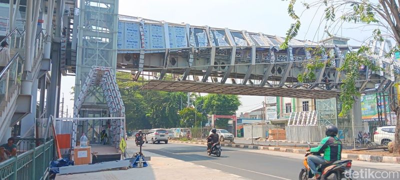 JPO Klender Baru di dekat Stasiun Klender Baru, Jl I Gusti Ngurah Rai, Jakarta Timur, masih dibangun. 31 Agustus 2023. (Damaris Fanuelle Kurnia Candra/detikcom)