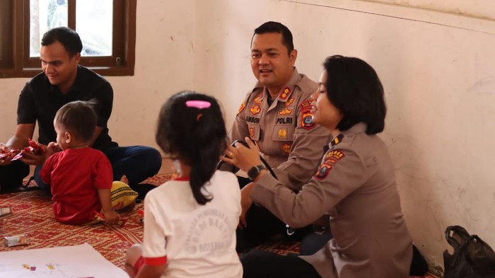 Kapolres Taput AKBP Johanson turun membantu anak yang dianiaya oleh ayah kandungnya