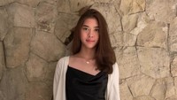 Miendra terlihat anggung dengan balutan gaun formal. (Foto: Instagram)