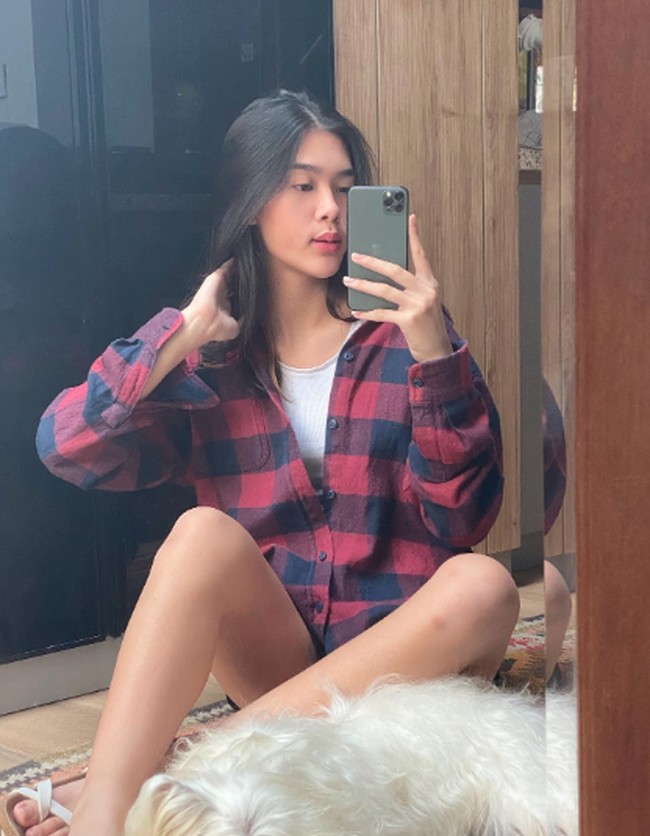 Meski demikian, ada beberapa foto yang menampilkan sisi boyish Kayra Miendra mengenakan sweater atau jaket flannel. Foto: Instagram @kayra.miendra 