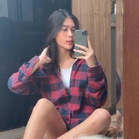 Meski demikian, ada beberapa foto yang menampilkan sisi boyish Kayra Miendra mengenakan sweater atau jaket flannel. Foto: Instagram @kayra.miendra 