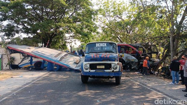 Kecelakaan Bus Sugeng Rahayu vs Bus Eka Cepat di Ngawi