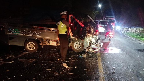 Kecelakaan lalu lintas kembali terjadi di Jalan Nasional Denpasar-Gilimanuk, Bali, Rabu (30/8/2023). Kali ini, kecelakaan di jalur tengkorak tersebut melibatkan truk dan mobil pikap. (Foto: Polsek Gilimanuk)