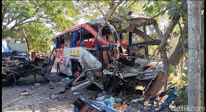 Kecelakaan maut Bus Sugeng Rahayu vs Bus Eka Cepat di Ngawi