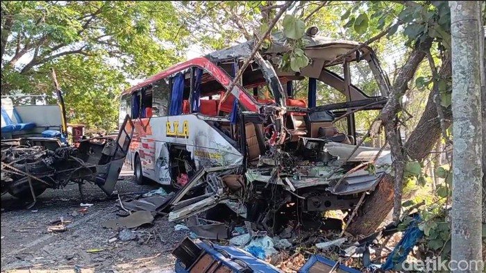 Kecelakaan maut Bus Sugeng Rahayu vs Bus Eka Cepat di Ngawi