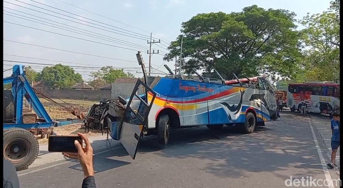 Kecelakaan maut Bus Sugeng Rahayu vs Bus Eka Cepat di Ngawi