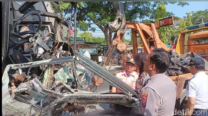 Kecelakaan maut Bus Sugeng Rahayu vs Bus Eka Cepat di Ngawi