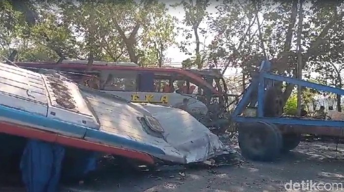 Kecelakaan maut Bus Sugeng Rahayu vs Bus Eka Cepat di Ngawi