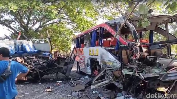 Kecelakaan maut Bus Sugeng Rahayu vs Bus Eka Cepat di Ngawi