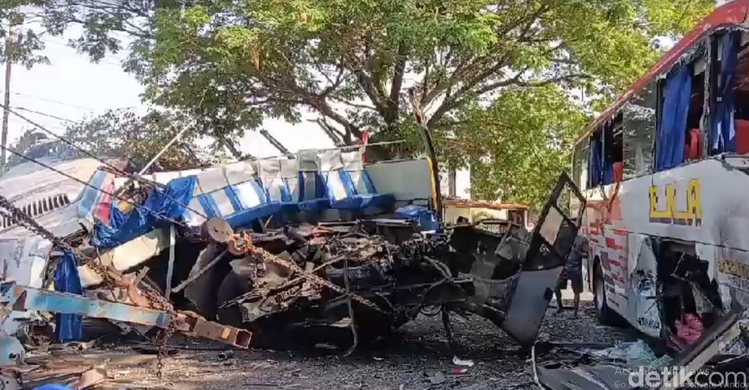 Kecelakaan maut Bus Sugeng Rahayu vs Bus Eka Cepat di Ngawi