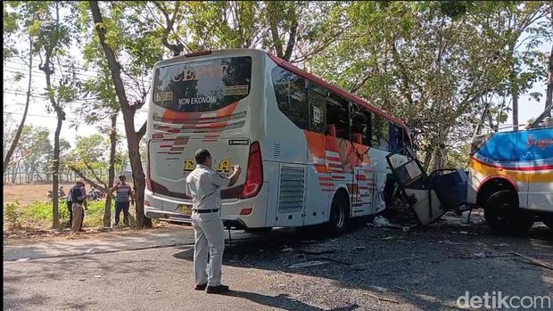 Kecelakaan maut Bus Sugeng Rahayu vs Bus Eka Cepat di Ngawi