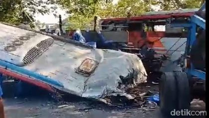 Kecelakaan maut Bus Sugeng Rahayu vs Bus Eka Cepat di Ngawi