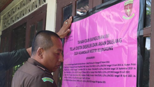 Kejari Klungkung memasang tanda sita pada objek sitaan milik mantan Bupati Klungkung, I Wayan Candra, Kamis (31/8/2023).